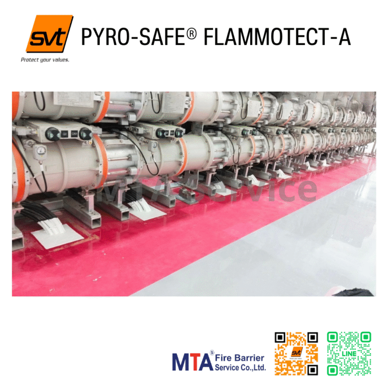 SVT-PYRO-SAFE FLAMMOTECT-A ที่กำลังเติมเต็มช่องว่างรอบท่อทองแดงที่เจาะผ่านผนังยิปซัม วัสดุยาแนวมีผิวเรียบเนียนสม่ำเสมอ