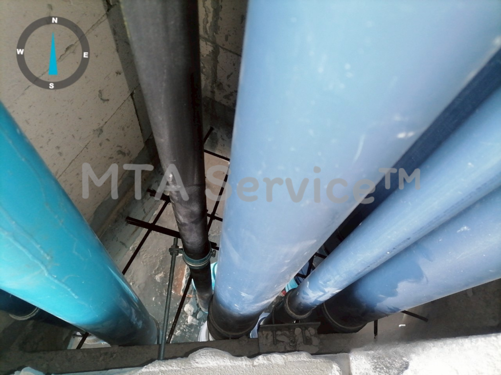 ช่างกำลังพันม้วนวัสดุกันไฟลามชนิดขยายตัว BOSTIK FP340 WRAP STRIP รอบท่อพลาสติกในช่องชาร์ป