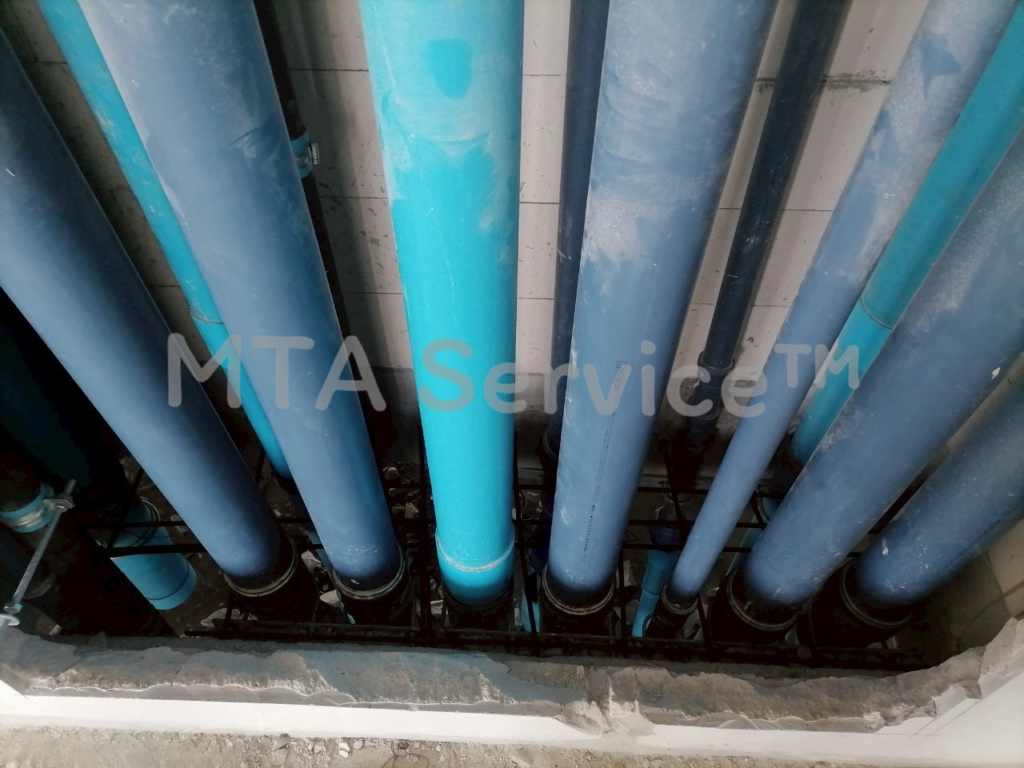 การเทปูนทนไฟ BOSTIK FP370 MORTAR ลงในช่องชาร์ปที่ติดตั้งฉนวนใยหินและ Wrap Strip เรียบร้อยแล้ว