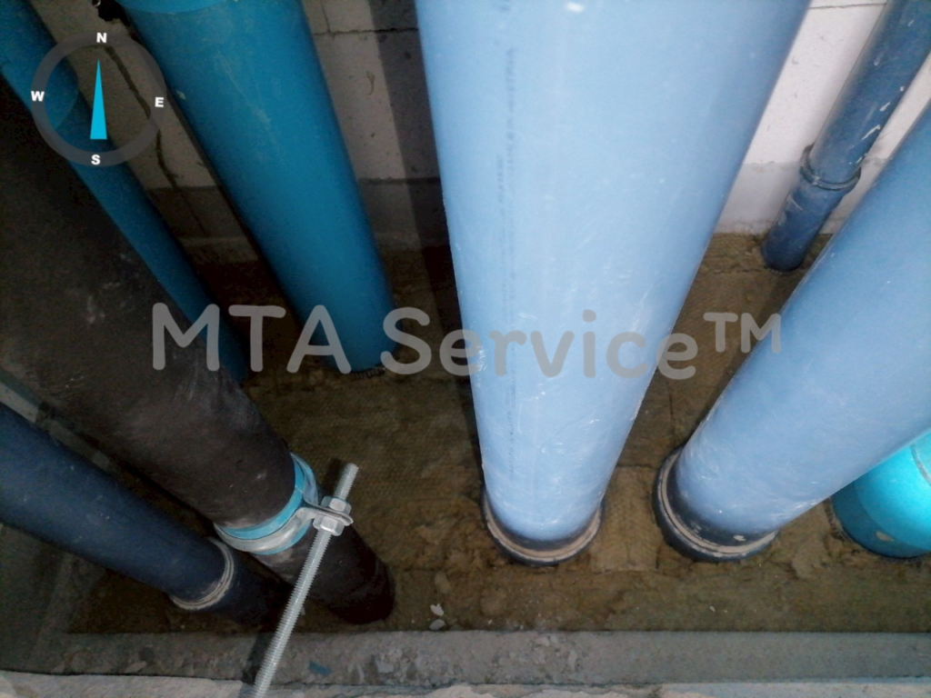 ช่างใช้เกรียงปาดหน้าผิวปูนทนไฟ BOSTIK FP370 MORTAR บริเวณรอบท่อสุขาภิบาลให้เรียบเนียน