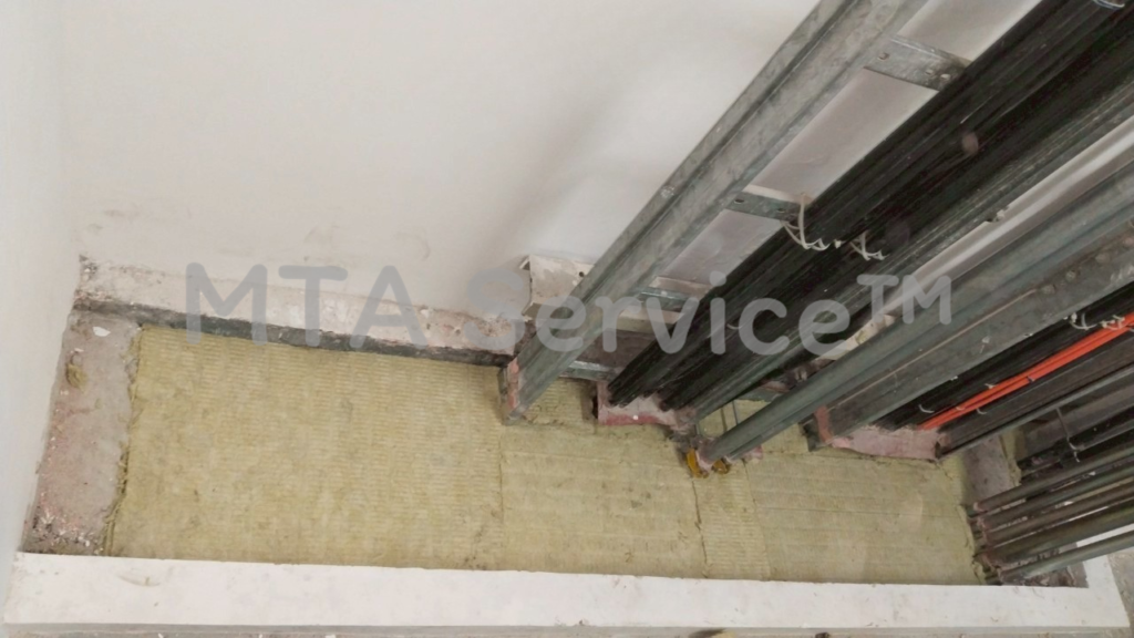การตัดและอัดฉนวนใยหิน Rockwool ความหนาแน่นสูงลงในช่องชาร์ปไฟฟ้าเพื่อเป็นวัสดุรองรับแผ่นแรก