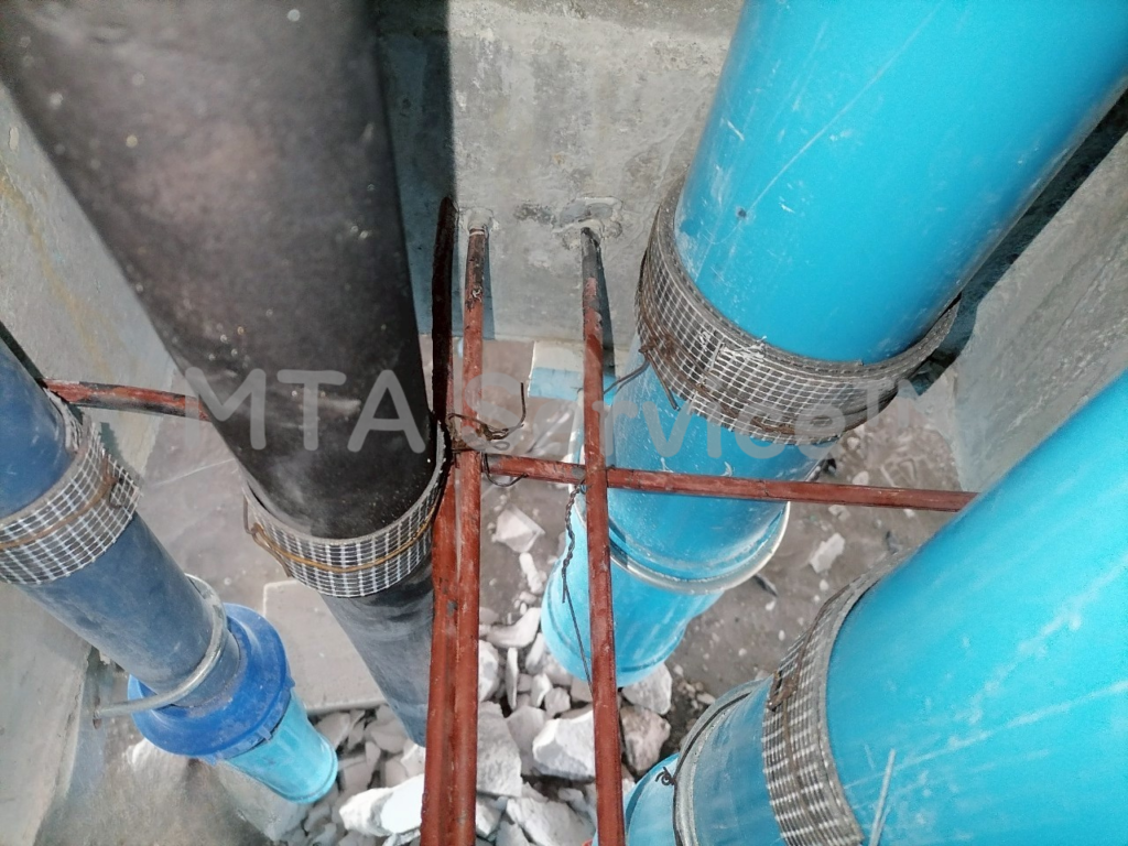 ภาพซูมใกล้แสดงรอยต่อระหว่างท่อสุขาภิบาลที่พันด้วย FP340 WRAP STRIP และฝังอยู่ในเนื้อปูน FP370 MORTAR