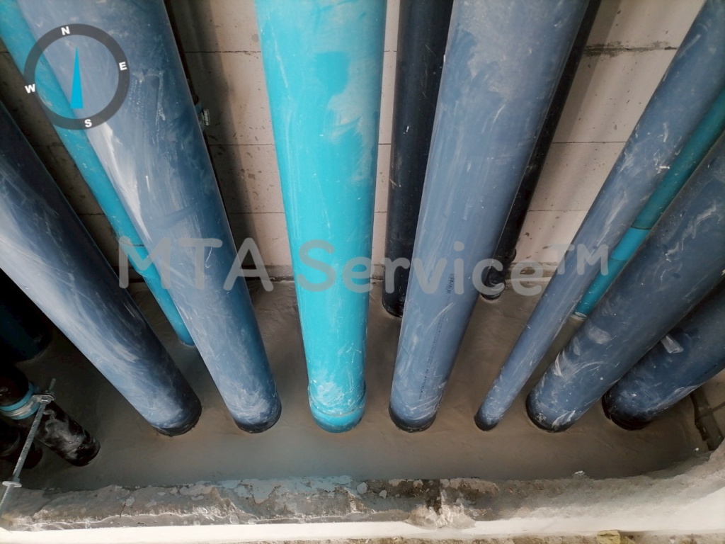 วิศวกรกำลังใช้ตลับเมตรและไฟฉายตรวจสอบความหนาและความเรียบร้อยของระบบ Firestop ในช่องชาร์ป